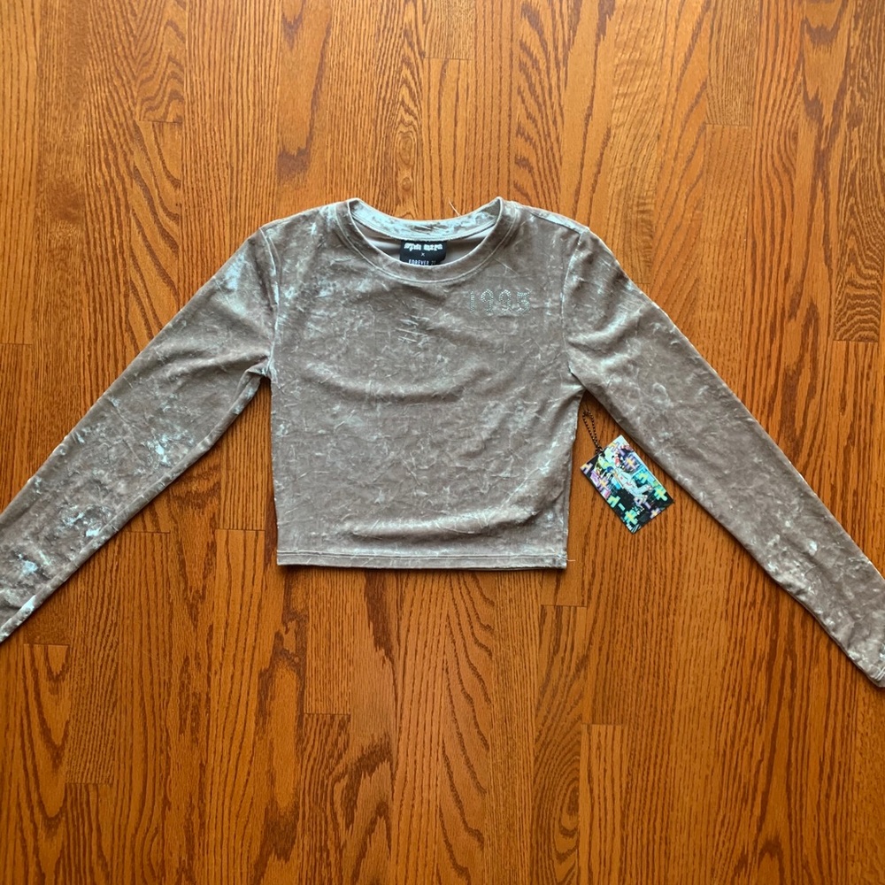 BRAND NEW Forever 21 “1995” Crop Top!!